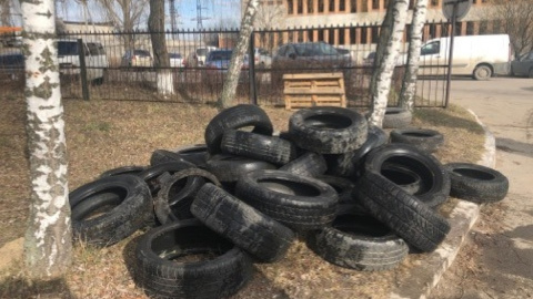 Забули клятву Гіппократа. Жителі та медики госпіталю у Винниках влаштували блокаду з шин, щоб їм "не завезли вірус"