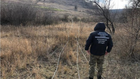 Прикордонники за запахом знайшли підземний спиртопровід з Молдови