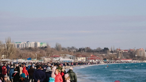 Толпы людей у моря в феврале. Фото: "Пушкинская"