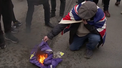 В Лондоне сожгли флаг ЕС. Скриншот: youtube/NewZee PK