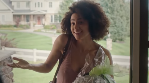 Sony Pictures выпустила трейлер комедии "Holly Slept Over" со звездой "Игры престолов"