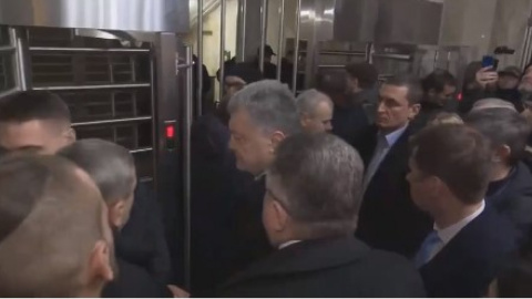 Порошенко назвал не пустивших его депутатов в ГБР сотрудников "не украинцами" и "не полицейскими"