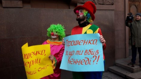 Під час допиту Порошенка під ДБР розбили унітаз і прийшли клоуни
