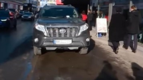 В Давосе украинец припарковался на пешеходном переходе и получил штраф