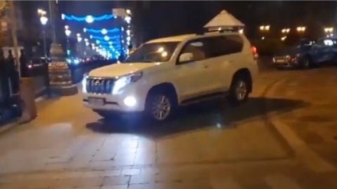 Депутат "Юзік" Корявченков розвернувся через подвійну суцільну, щоб втекти від журналіста