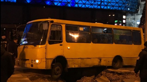 Біля Ocean Plaza масштабна аварія тепломережі: автомобілі провалюються в асфальт, є постраждалі