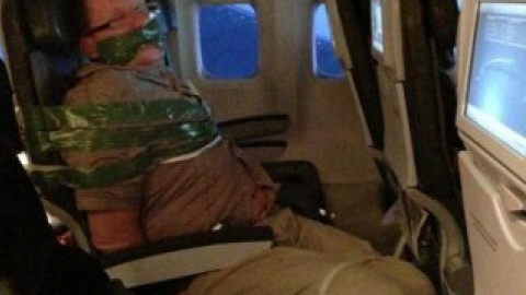 Пьяный принялся душить одну из соседок, кричать и набрасываться на людей в салоне.