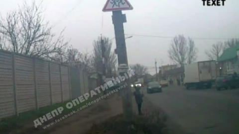В Николаеве кладут асфальт прямо в лужи во время дождя, а в Днипре ребенок побежал под колеса машин к зовущей его матери
