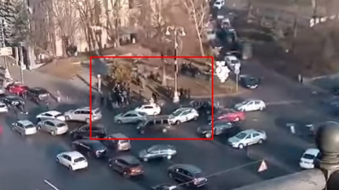 З'явилося відео нападу невідомих на поліцейських на Хрещатику