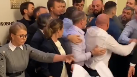 Тимошенко пафосно кидається папірцями, а Кива штовхається: в Раді нова бійка через ринок землі