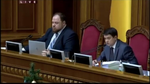 Журналіст розгадав як Разумков секретним жестом керує голосуванням Слуг народу прямо з крісла спікера