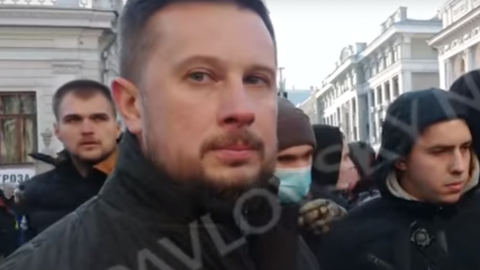 Лідер "Нацкорпуса" під час протестів під Радою обізвав журналіста дегенератом і стукнув його по голові