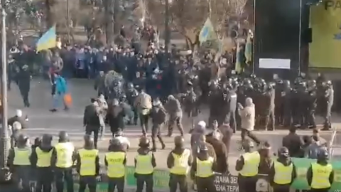 Потестуючих біля Ради розігнали правоохоронці