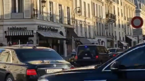 Путін приїхав в Єлисейський палац з кортежем з десятків автомобілів і пожежними