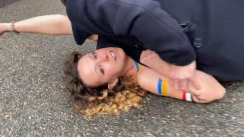 Активістки Femen оголилися перед Єлисейським палацом і намагалися прорватися на нормандську зустріч