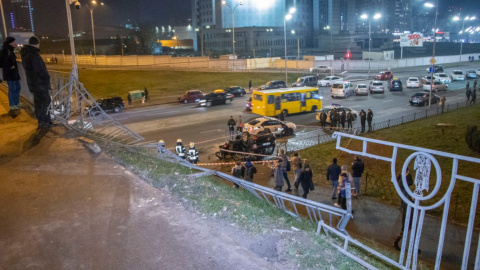 Авто впало з моста в Києві. Фото: Інформатор