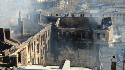 Тліюча будівля одеського коледжу економіки. Фото: Думська