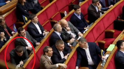 "Ювілейний" десятий депутат Горват кнопкодавив в Раді, прикрившись газетою