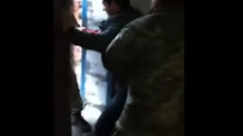 Работники военкомата силой попытались увести мужчину с почтового отделения в армию