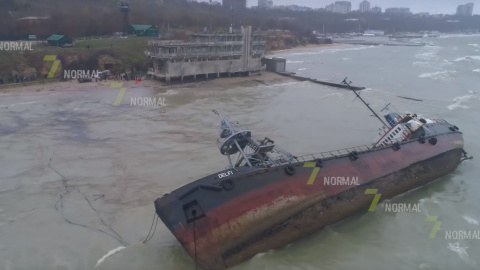Власник танкера, який перекинувся в Одесі, знайшовся і пообіцяв прибрати судно з пляжу до кінця року