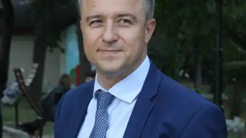 Детский омбудсмен Кулеба просит киберполицию проверить соцсети целующейся с парнем 8-летней блогерши