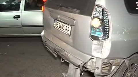 Чоловік на Land Cruiser тікав від поліції і на зустрічній смузі протаранив 14 машин у Дніпрі