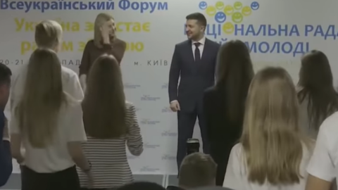 Зеленский с женой потанцевали на встрече со школьниками