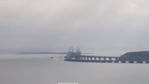 Українські військові кораблі пройшли під арками Кримського мосту
