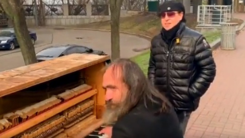 Лідер Scorpions заспівав у центрі Києва під акомпанемент вуличного піаніста