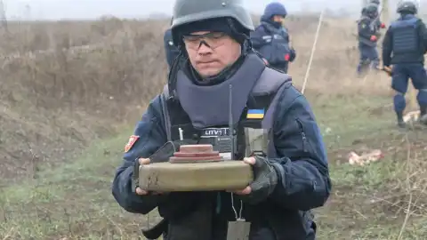 Разминирование. Фото: Facebook/МВД Украины