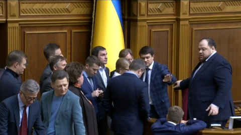 Депутати "Батьківщини" заблокували трибуну Ради через земельний закон