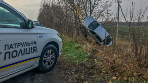 Под Днипром автомобиль слетел с трассы и повис на дереве