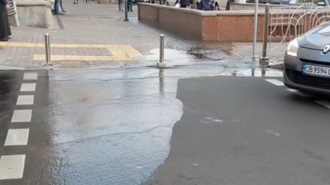 У Києві біля метро "Театральна" стався "потоп"