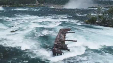 Баржа. Скриншот: Twitter/Niagara Parks

