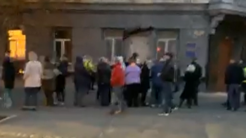 Одесити приносять квіти до місця демонтованого барельєфа Жукову