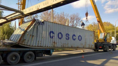 В Одесі під мостом застрягла фура і в місті стався транспортний колапс