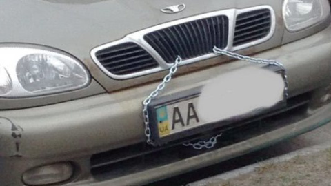 ​Киевлянин решил перестраховаться от кражи, закрыв капот автомобиля на цепь