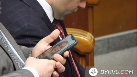 Яременко шукав "другу половинку" в Тиндере. Скріншот відео "Букв"