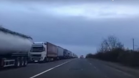 Черга вантажівок в Словаччину зросла вдвічі: з'явилося відео затору з фур