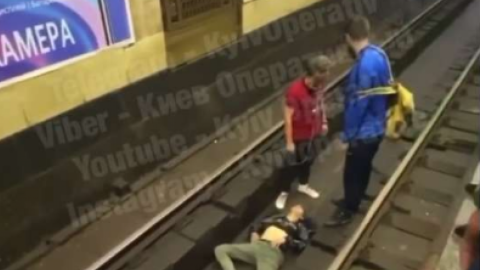 У київському метро через чоловіка, що впав на рейки, зупиняли рух поїздів