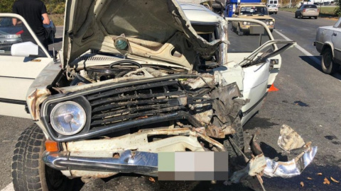 "Волга" влетіла в маршрутку під Одесою: літня жінка загинула, 6 осіб у лікарні