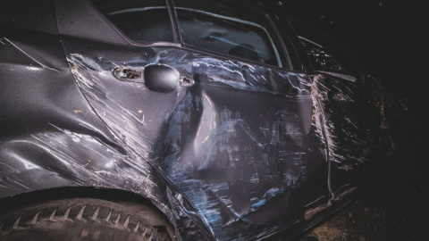 П'яний водій зніс паркан стоянки і перекинувся на Позняках у Києві