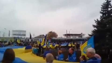 Акція протесту в Станиці Луганській. Скріншот відео youtube.com/АНТИВАТА