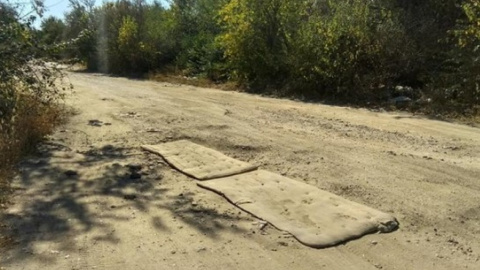 Нанотехнологии: под Николаевом на дорожные ямы положили матрасы
