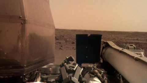 Селфи апарату InSight на поверхні Марса. Фото: NASA