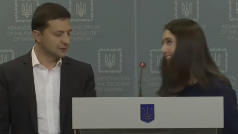 Ви нікого не штовхали, Юлю? - Зеленський пожартував про скандали Мендель з журналістами