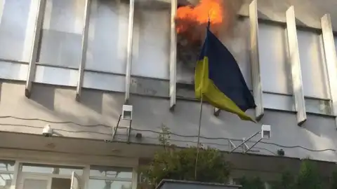 15 невідомих у масках намагалися захопити і підпалити студію Інтера