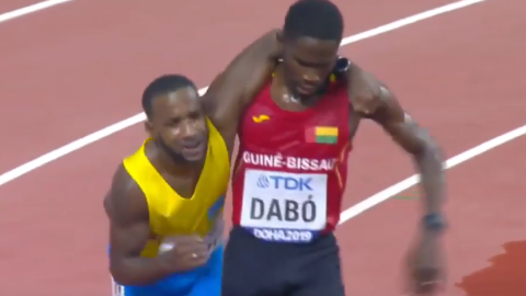 Бігунові допоміг дістатися до фінішу його суперник на чемпіонаті в Катарі