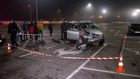 В Киеве на парковке ТРЦ Volkswagen сбил двоих людей и протаранил три автомобиля