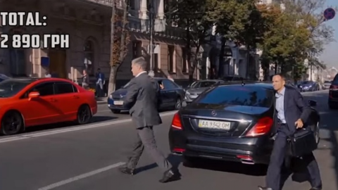 Порошенко біля Ради перебіг дорогу на червоне світло